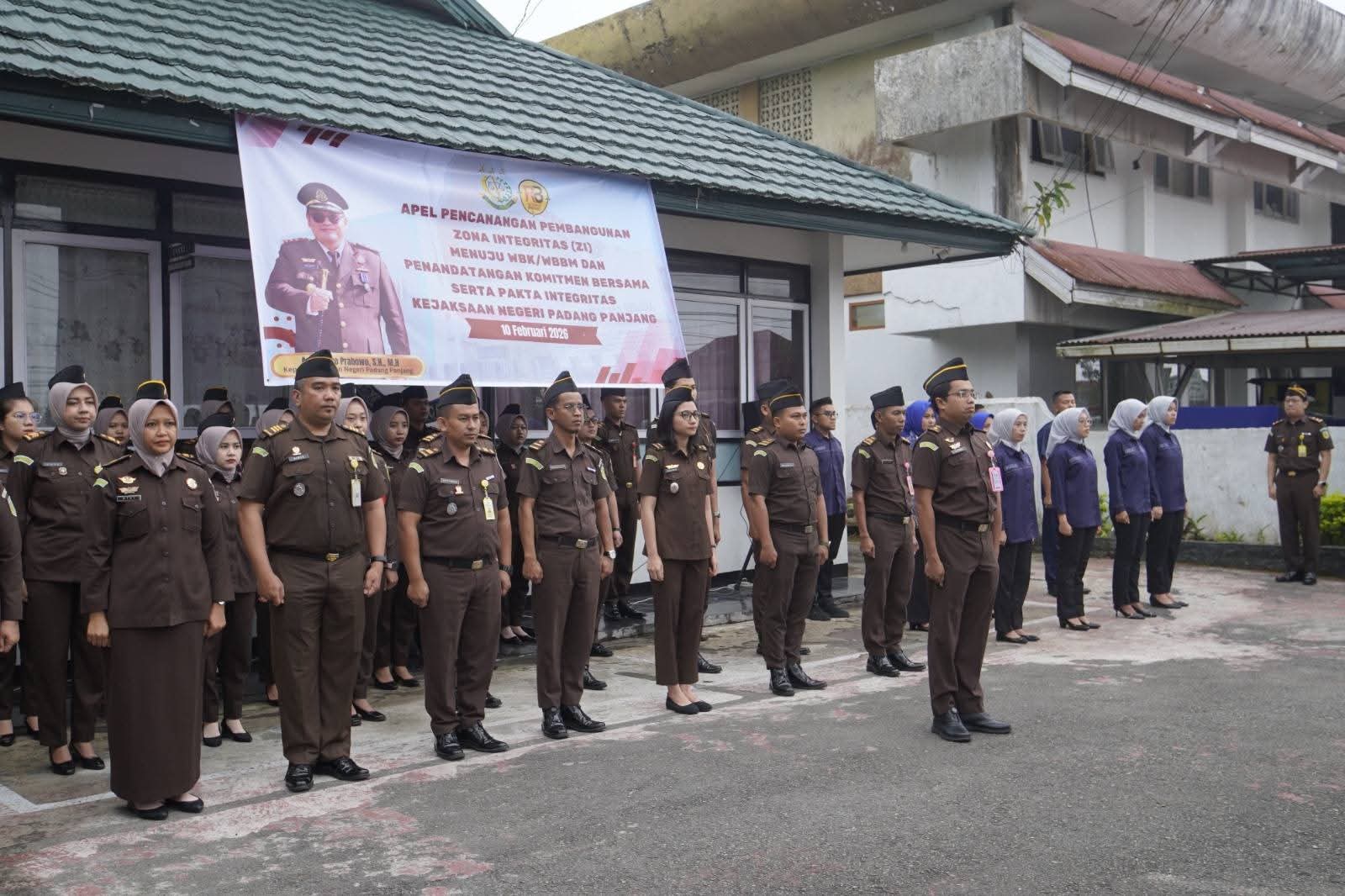 Suasana apel jajaran Kejari Padang Panjang.